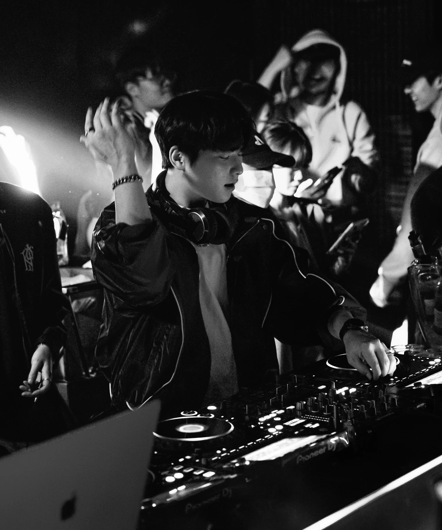 디제잉 중인 DJ WOODI의 흑백 사진